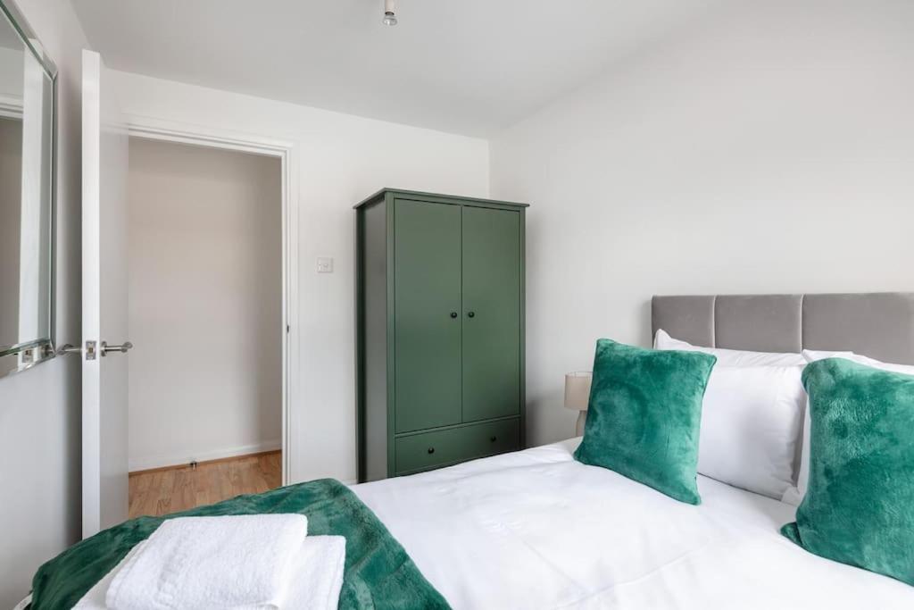 Bright N' Charming Air Conditioned Two Bed In Heart Of Лондон Екстериор снимка